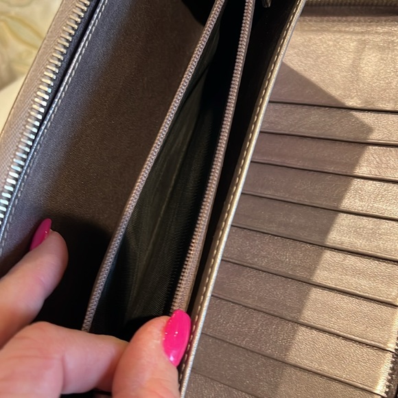 Metallic lavender Gucci large full zip wallet. - Picture 5 of 14